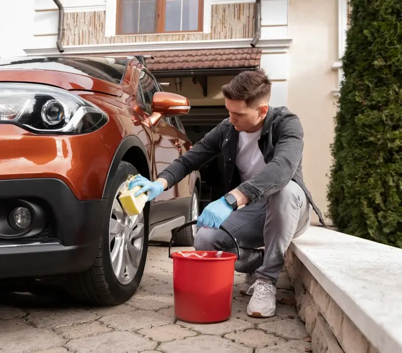 Lavage auto à domicile Saint-Alban-Leysse : professionnel intervenant sur un véhicule